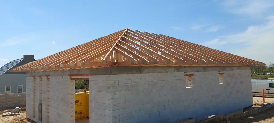 Tetőcsere szolgáltatásunkkal cseréltük le az elöregedett tetőt, hogy az új tető anyagokkal megbízható védelmet nyújtson.