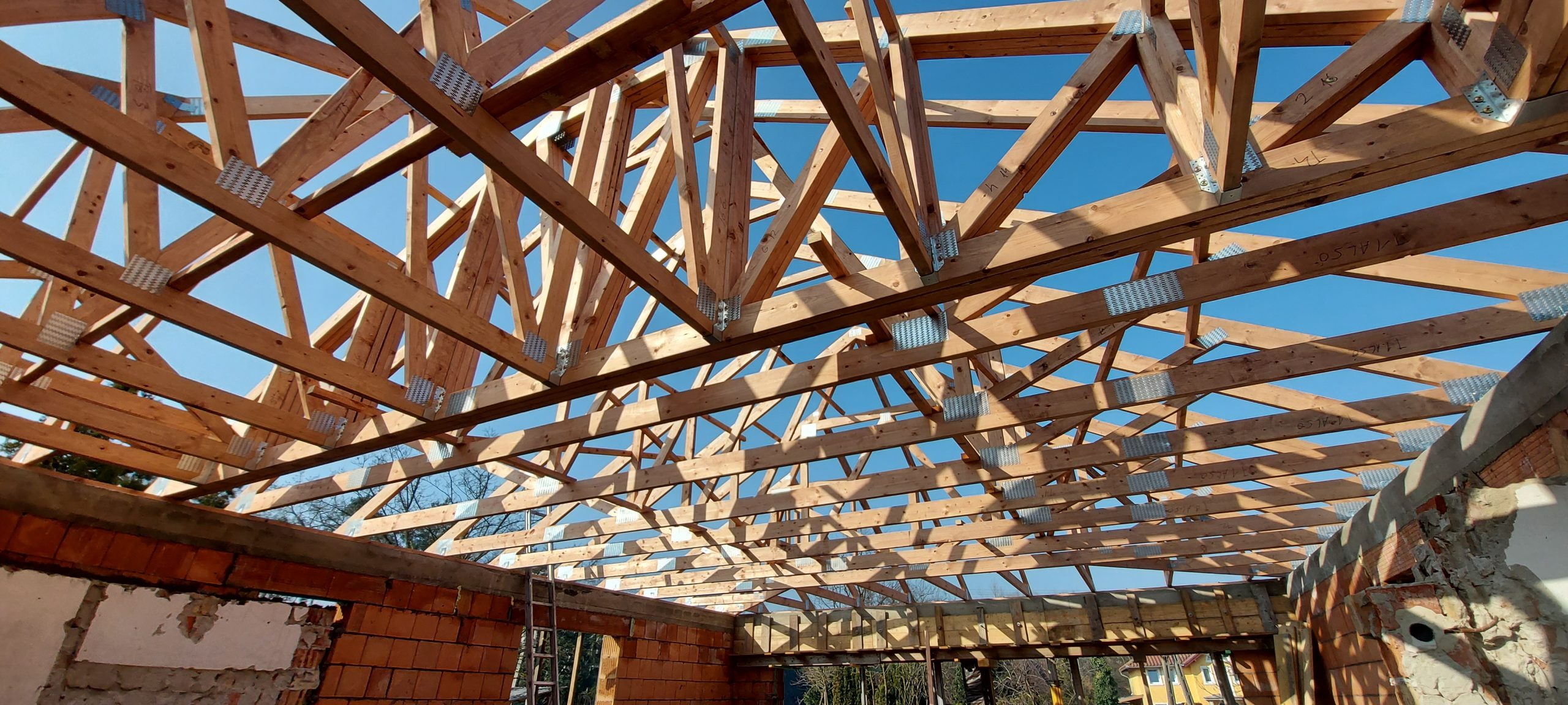 Tetőfelújítással növeltük otthona tetőjének élettartamát és megbízhatóságát.