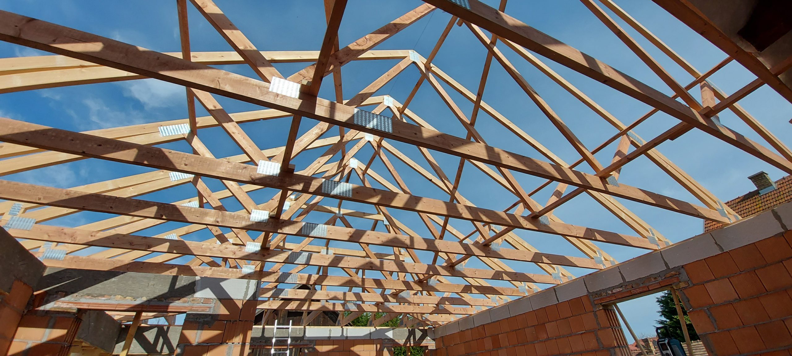 Szeglemezes tetőszerkezetünkkel növeltük otthona tetőjének szigetelési képességét és energiahatékonyságát.