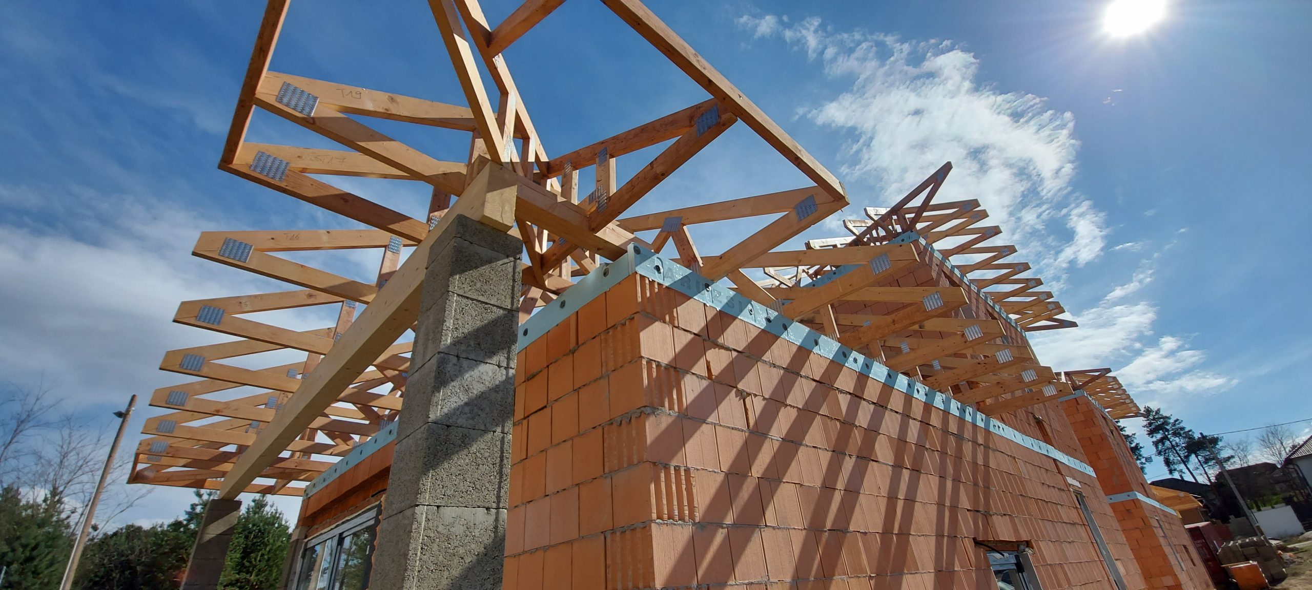 Szeglemezes tetőszerkezetünkkel biztosítottuk otthona tetőjének optimális szigetelését és energiahatékonyságát.
