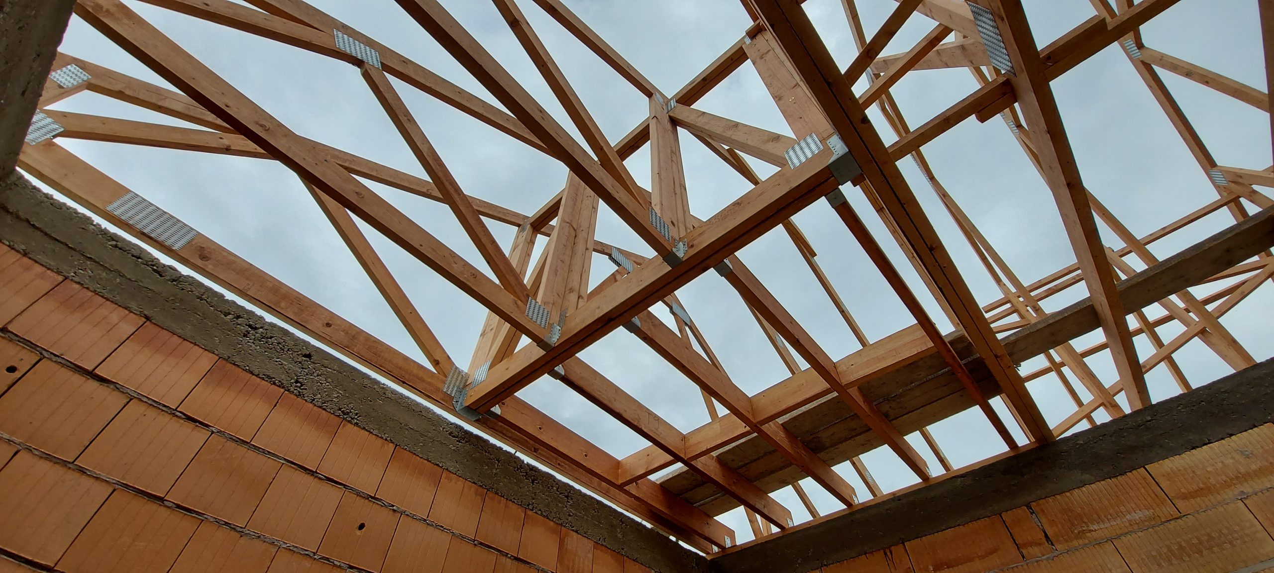 Tetőfelújítással gondoskodtunk otthona tetőjének időben történő karbantartásáról és javításáról.
