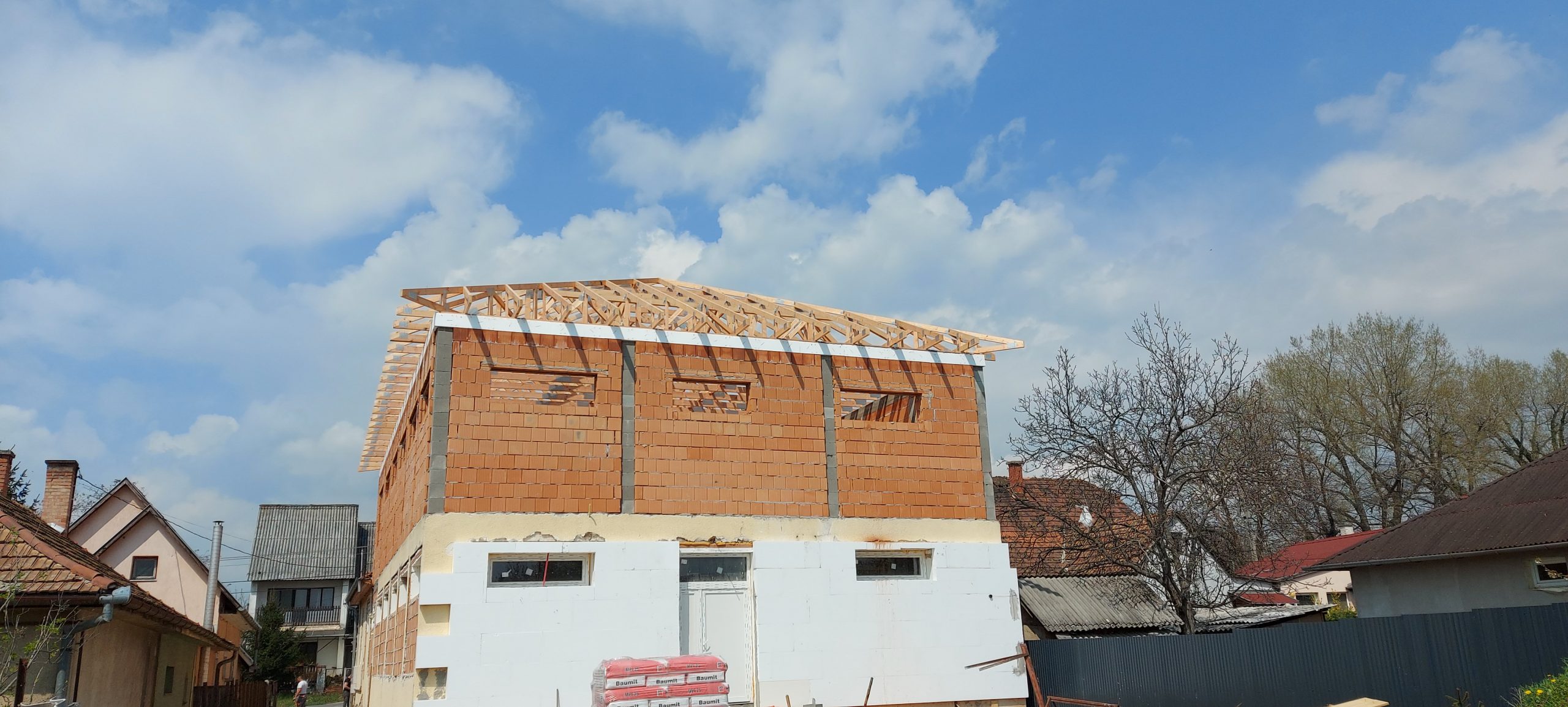 Tetőcsere szolgáltatásunkkal cseréltük le az elöregedett tetőt, hogy az megfeleljen az aktuális szabványoknak és követelményeknek.