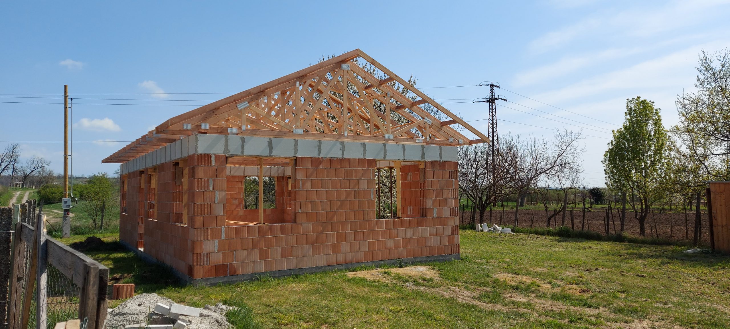 Tetőfelújítással helyreállítottuk otthona tetőszerkezetét, hogy az újra stabil és szilárd legyen.