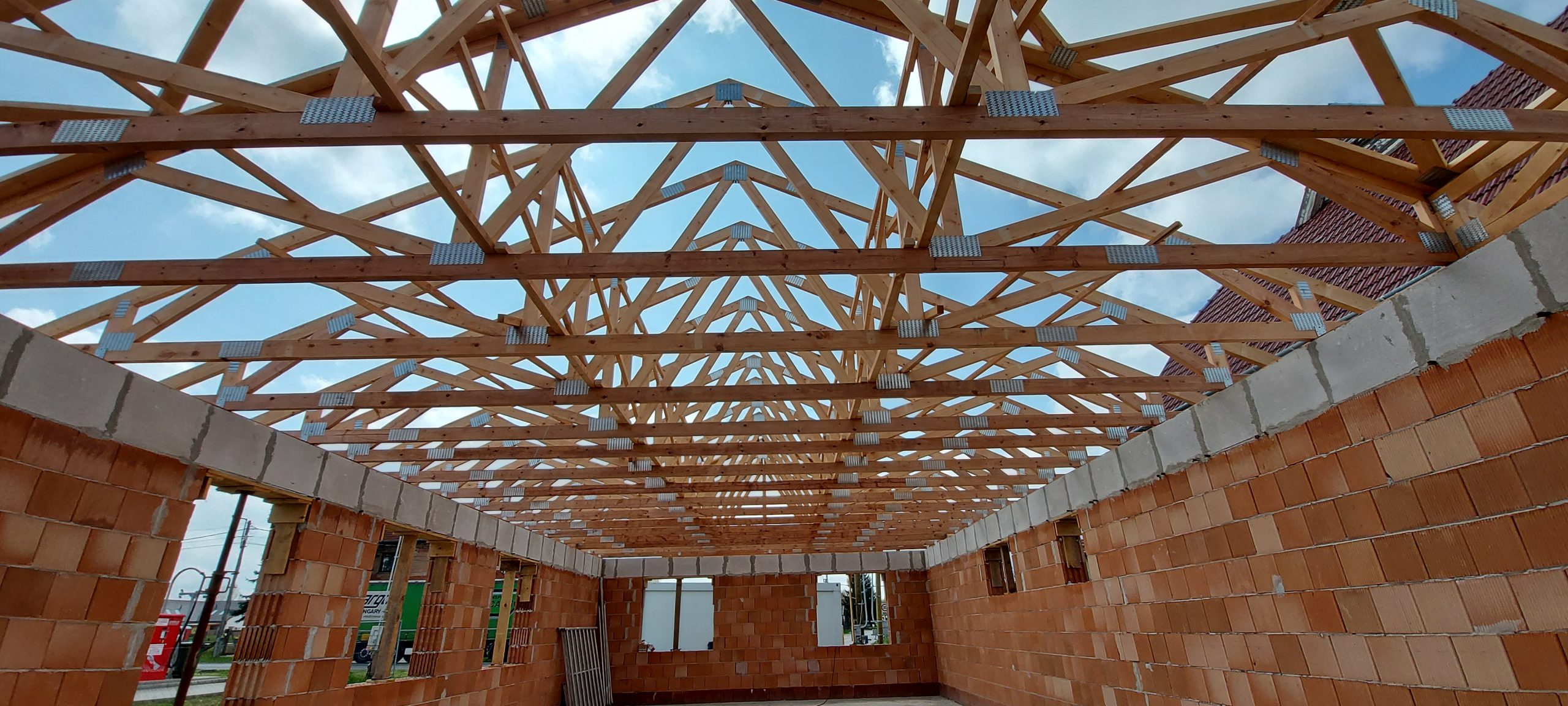 Szeglemezes tetőszerkezetünkkel biztosítottuk otthona tetőjének hosszú távú tartósságát és megbízhatóságát.