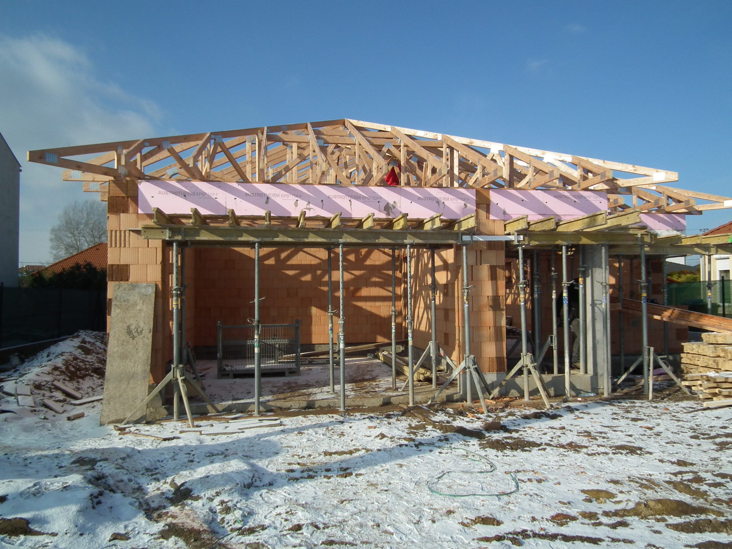 Tetőfelújítással helyreállítottuk otthonunk tetőjének eredeti állapotát és védelmi képességét.