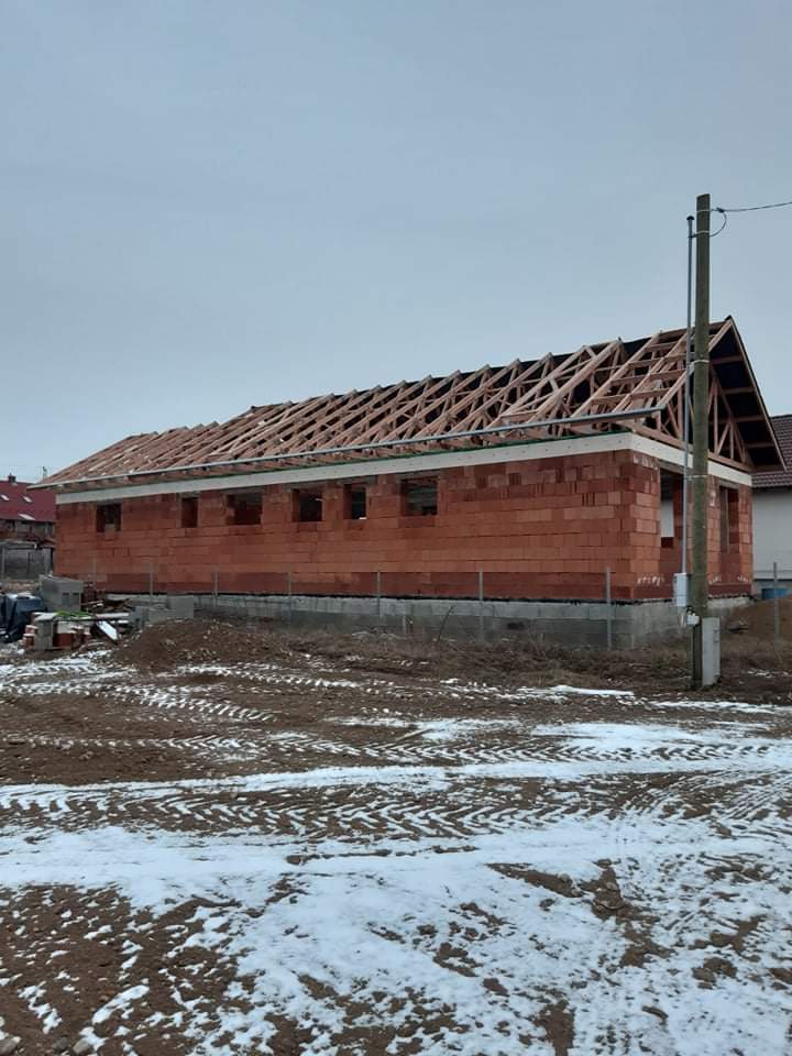 Tetőcsere szolgáltatásunkkal cseréltük le az elöregedett tetőt, hogy az biztosítja az épület hosszú távú épségét.