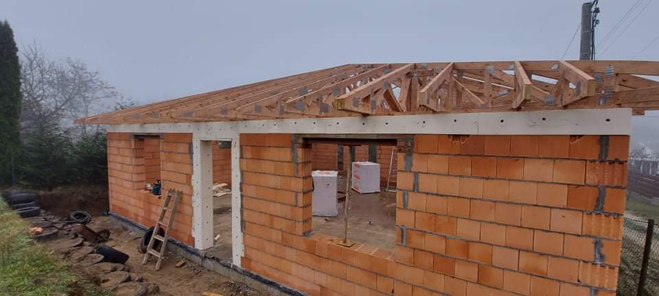 Tetőfelújítással optimalizáltuk otthonunk tetőszerkezetét, hogy az hosszú távon is megfeleljen az elvárásoknak.