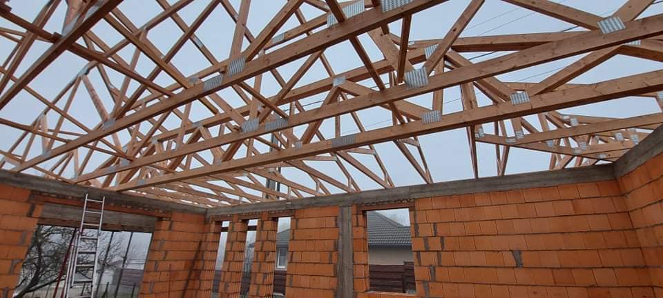 Rácsos tartó rendszer alkalmazása különböző tetőtípusokon, például lapostetőn vagy lószegecselt tetőn.