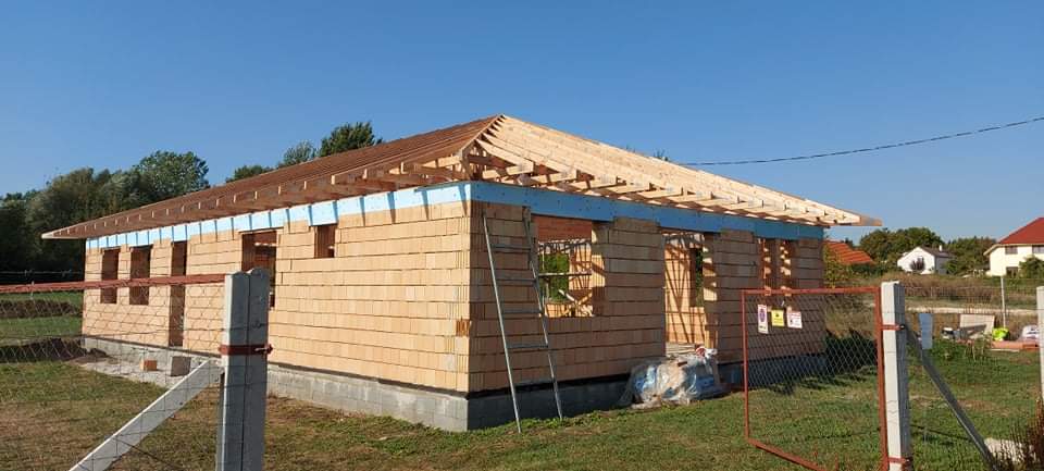 Lemeztetővel felszereltük otthonunkat, hogy az modern és vonzó megjelenést kölcsönözzön az épületnek.