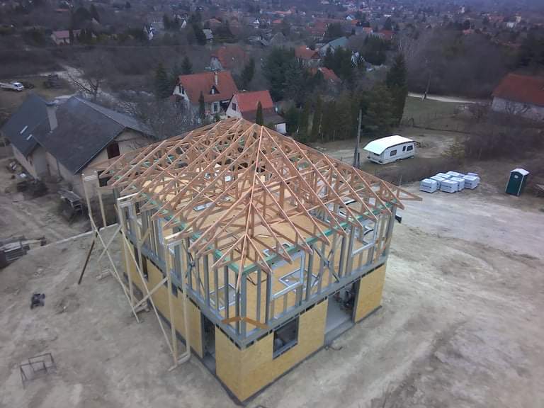 Szeglemezes tetőszerkezetünkkel biztosítottuk otthona tetőjének optimális szigetelését és energiahatékonyságát.