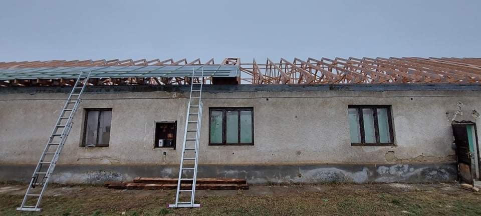 Tetőcsere szolgáltatásunkkal cseréltük le az elavult tetőt, hogy az megfeleljen az újabb építési szabványoknak.