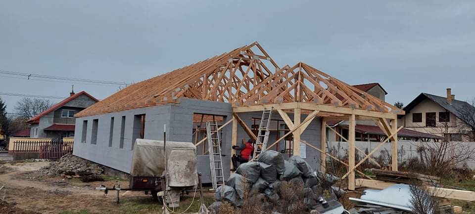 Szeglemezes tetőszerkezetünkkel megerősítettük otthonunk tetőjét, hogy az ellenálljon az erős szél és eső hatásainak.