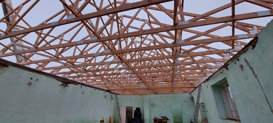 Tetőfelújítással helyreállítottuk otthonunk tetőjének eredeti szépségét és funkcióját.