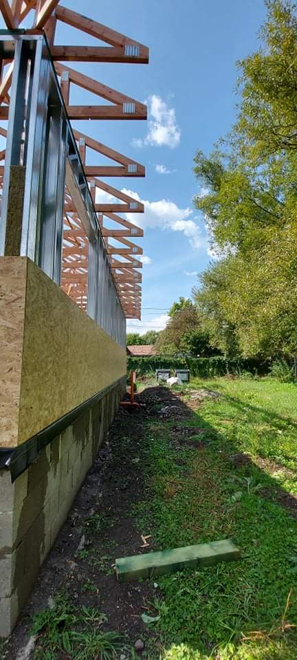 Tetőcsere szolgáltatásunkkal modernizáltuk otthonunk tetőjét az aktuális szabványoknak megfelelően.