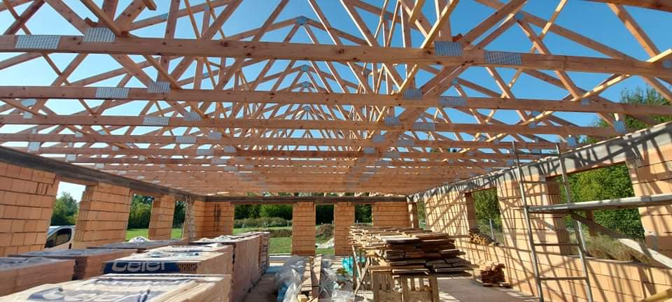 Tetőfelújítással optimalizáltuk otthonunk tetőszerkezetét, hogy az hosszú távon is biztonságos legyen.
