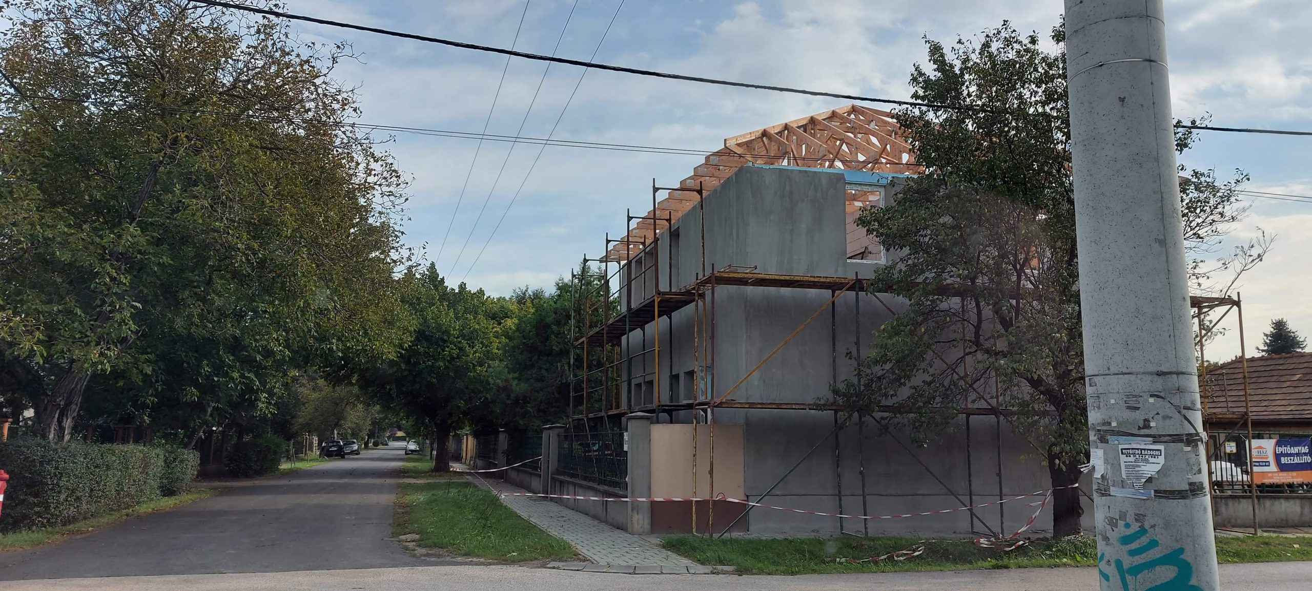 Lemeztetővel felszereltük otthonunkat, hogy az időjárási hatásokkal szemben ellenálló legyen.