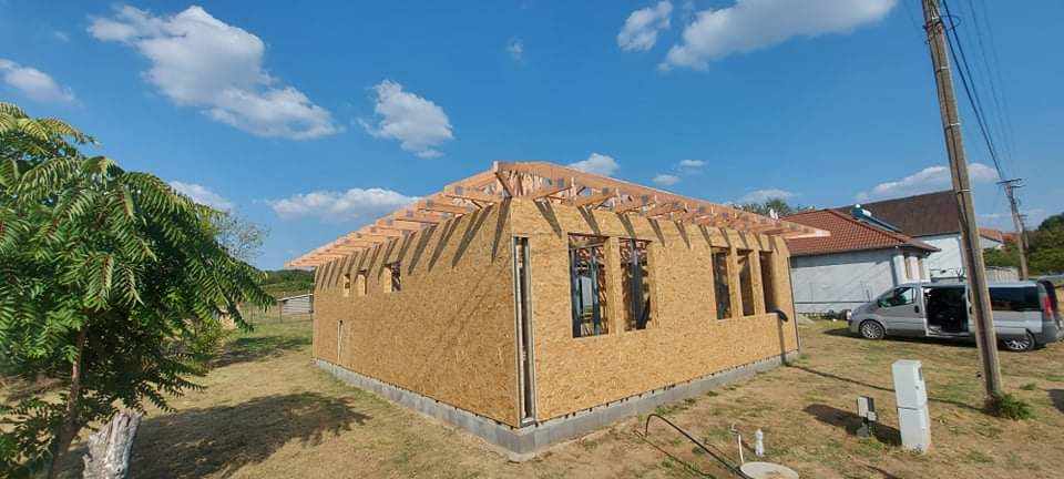 Tetőfelújítással helyreállítottuk otthonunk tetőjének eredeti állapotát és funkcionalitását.
