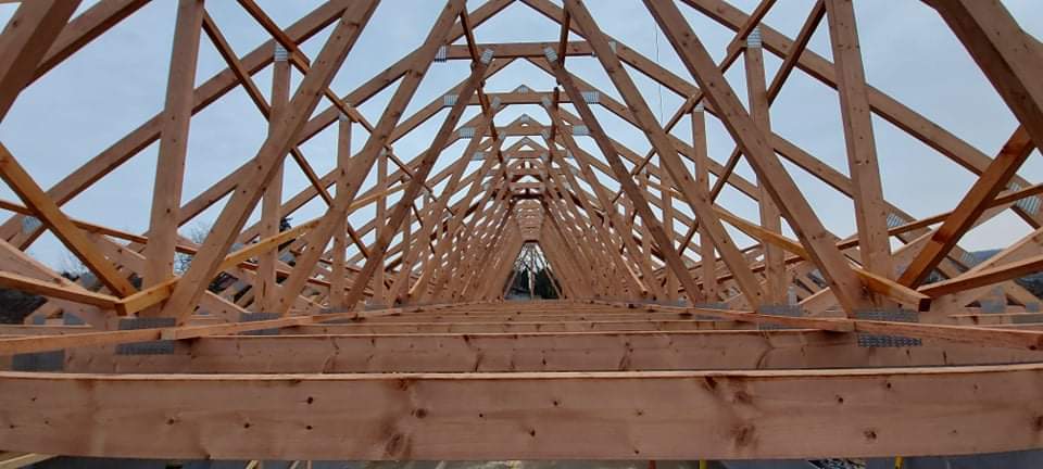 Tetőfelújítással új életet lehelünk otthonunk tetőjébe, hogy az hosszú távon is védelmet nyújtson.