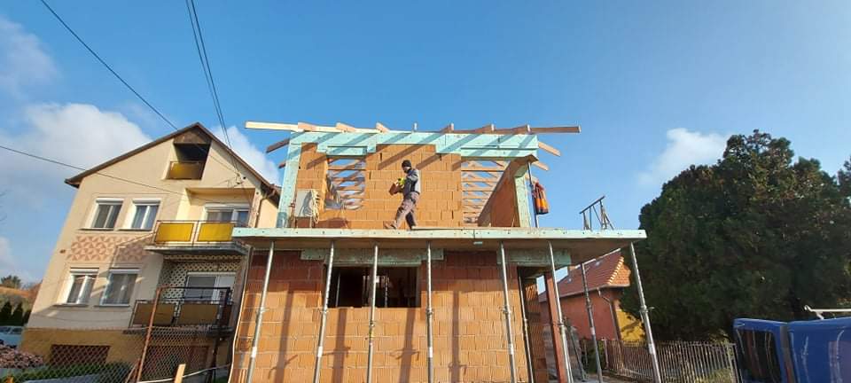Tetőfelújítással helyreállítottuk otthonunk tetőjének szilárdságát és energetikai hatékonyságát.