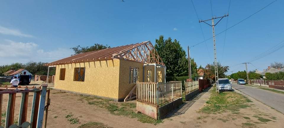 Lemeztetővel felszereltük otthonunkat, hogy az modern és időtálló megoldást nyújtson az épületünknek.