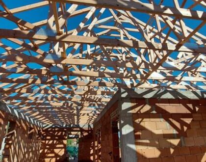 Mi a különbség az ácsolt és a szeglemezes tetőszerkezet között?