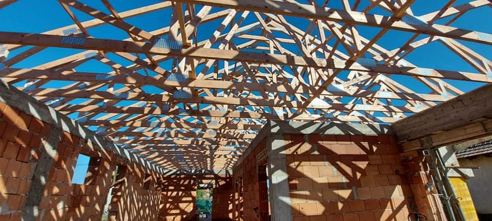 Mi a különbség az ácsolt és a szeglemezes tetőszerkezet között?